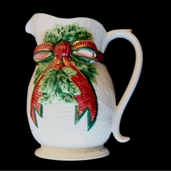 Vintage Inspirado ‘Deck the Holly’ Holiday Pitcher Christmas Holly & Bow design - Picture 5 of 12